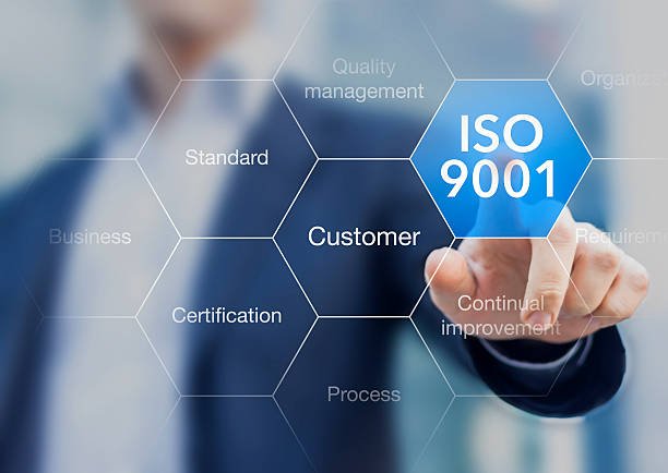 Equipo de profesionales trabajando en la mejora de procesos certificados ISO 9001