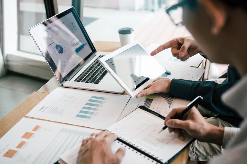 Profesionales realizando auditoría interna de procesos y sistemas de gestión