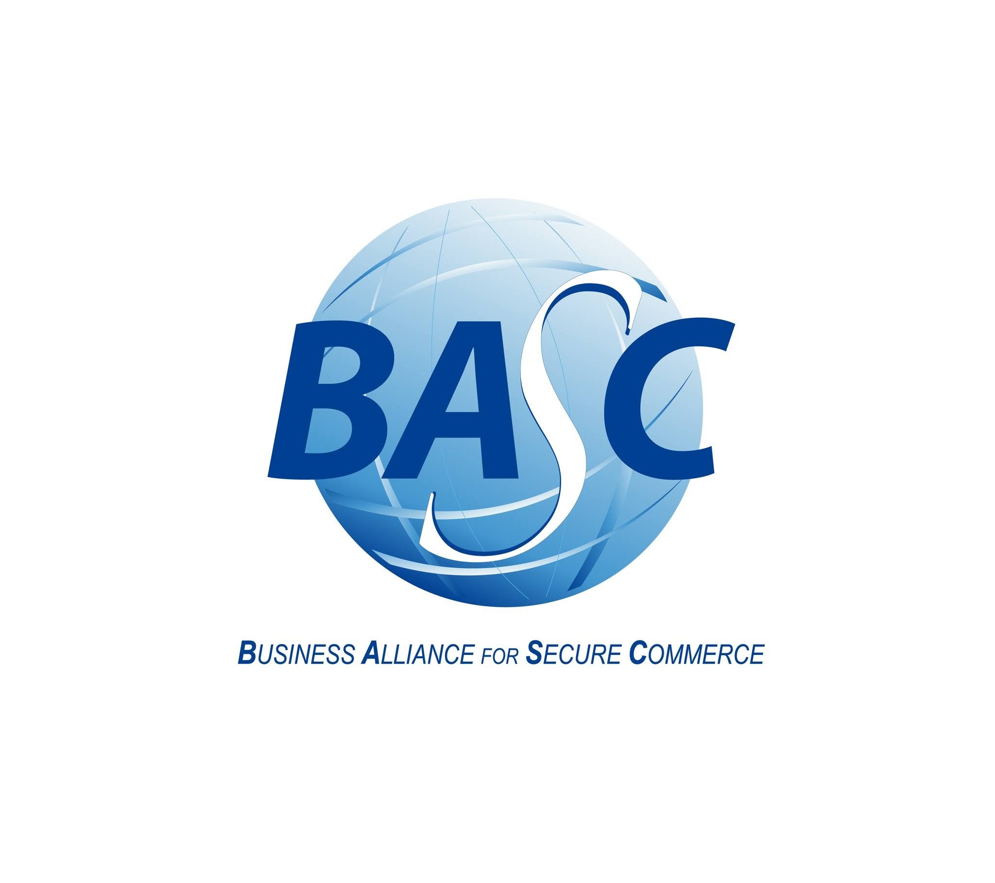 Profesionales revisando controles de seguridad y procesos de cadena logística BASC