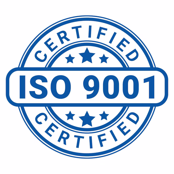 Equipo empresarial revisando indicadores y documentación de calidad ISO 9001