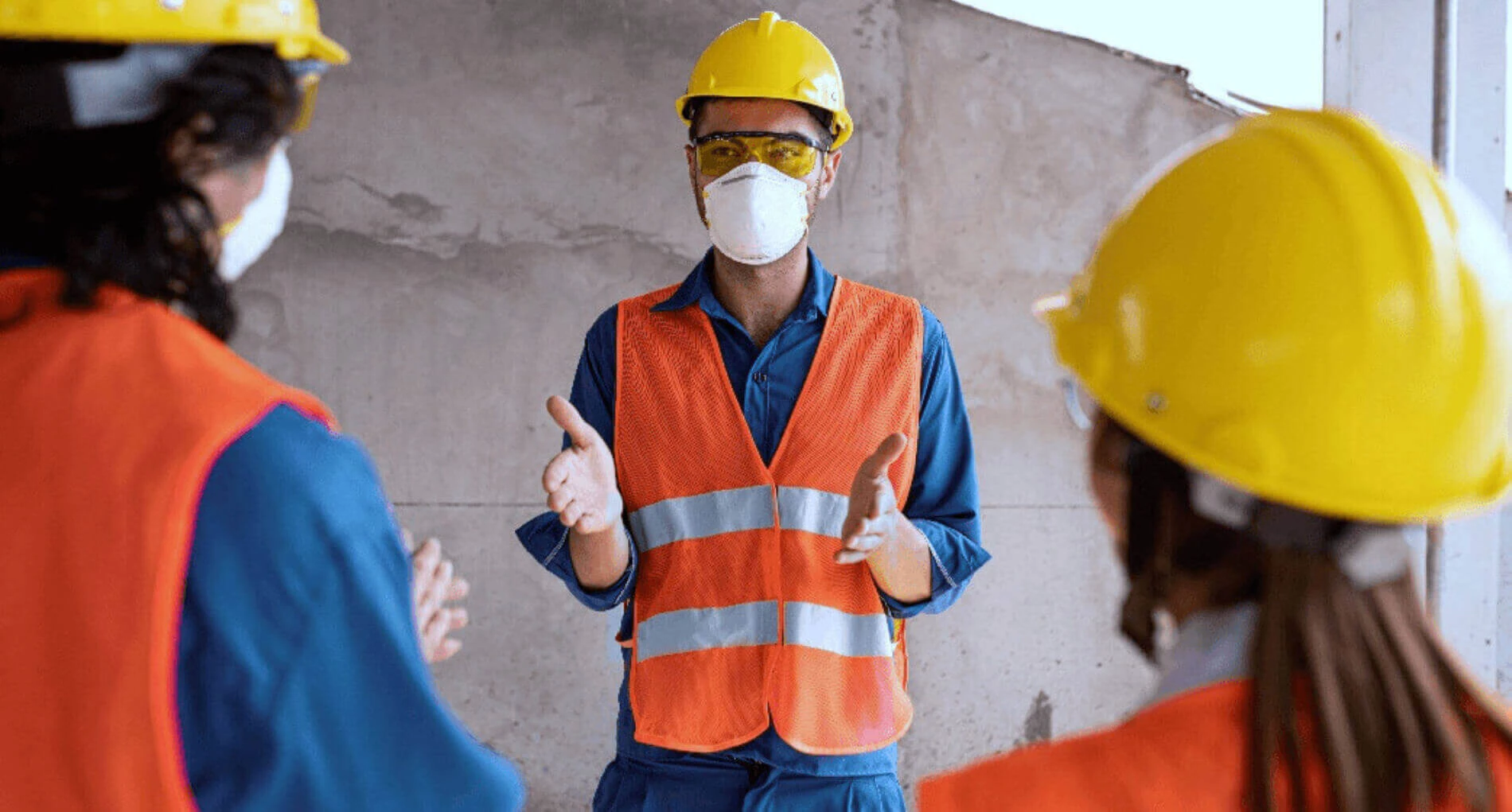 Equipo empresarial revisando documentación y controles de seguridad y salud en el trabajo